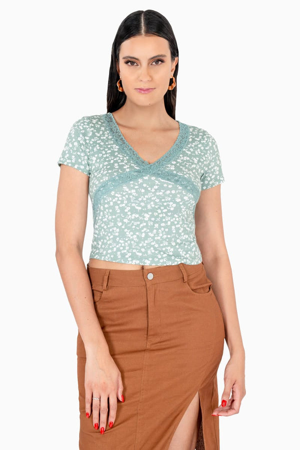 Blusa crop escote v con encaje