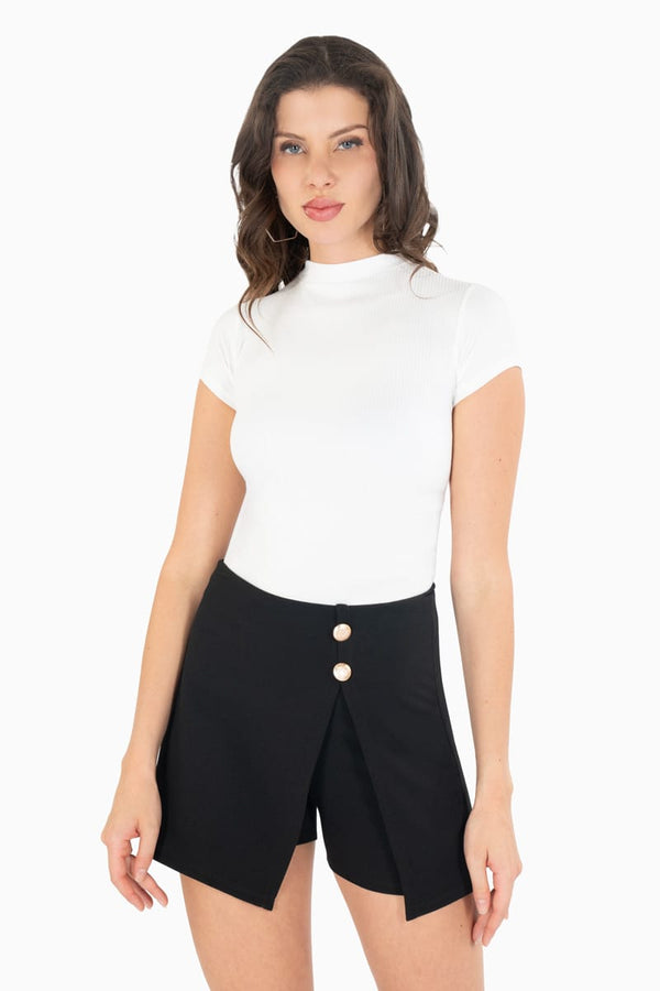 Short falda con botones al frente