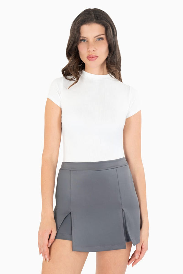 Short falda con aberturas