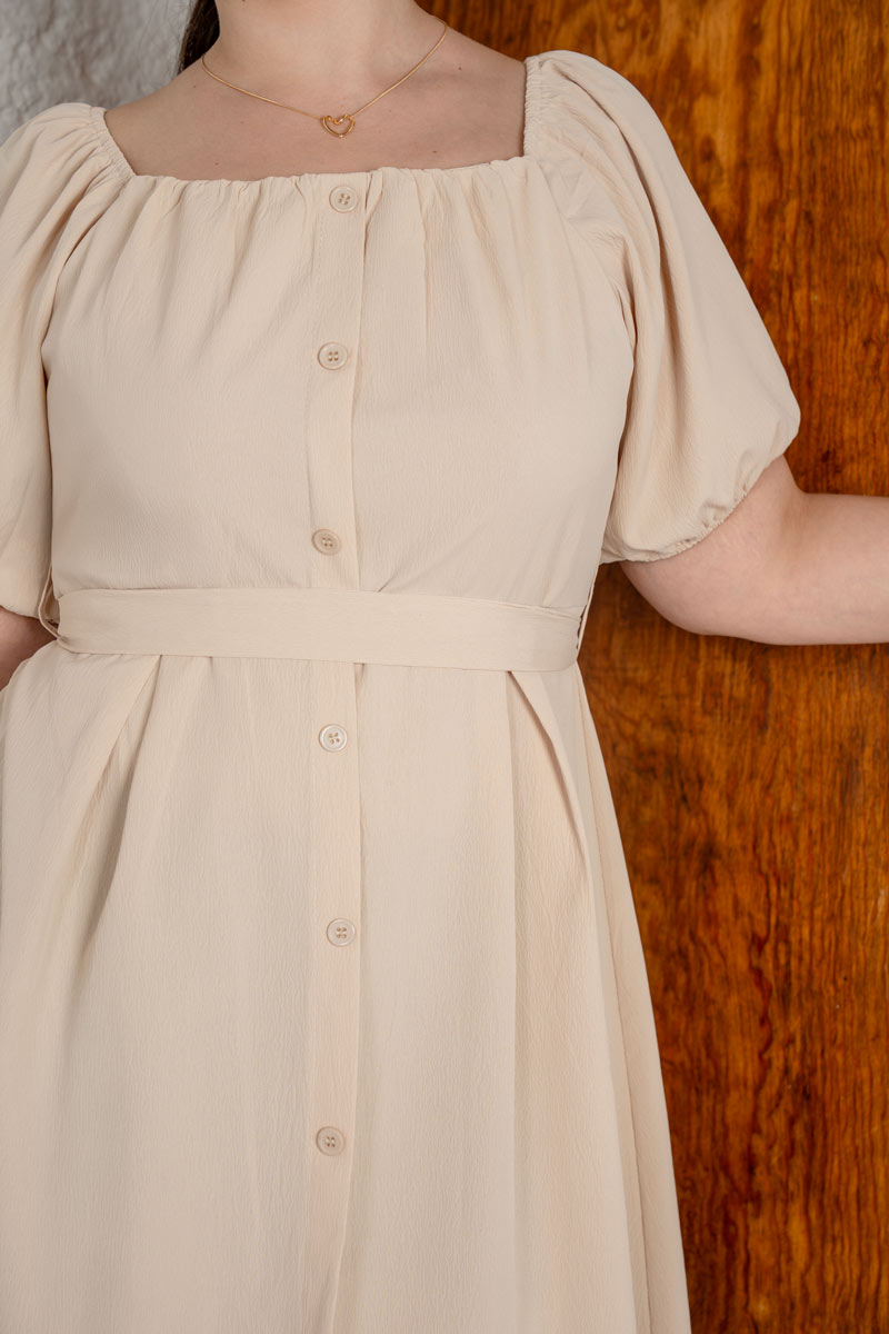 Vestido manga corta con plisado y botones