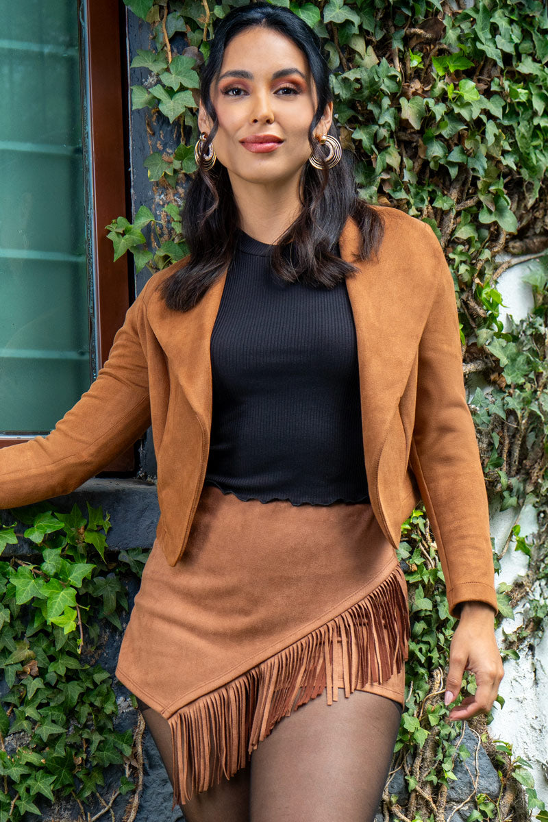 Falda short asimétrica con flecos