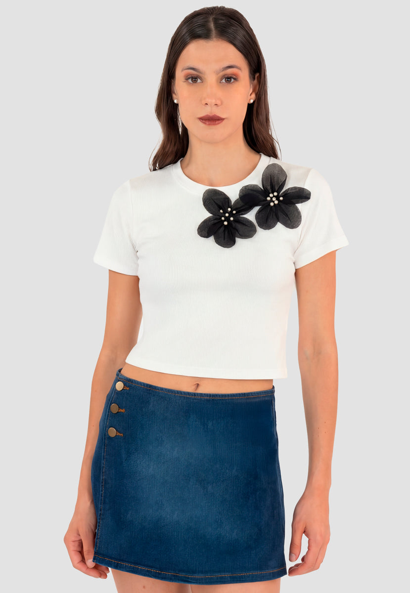 Playera manga corta con detalle de flores