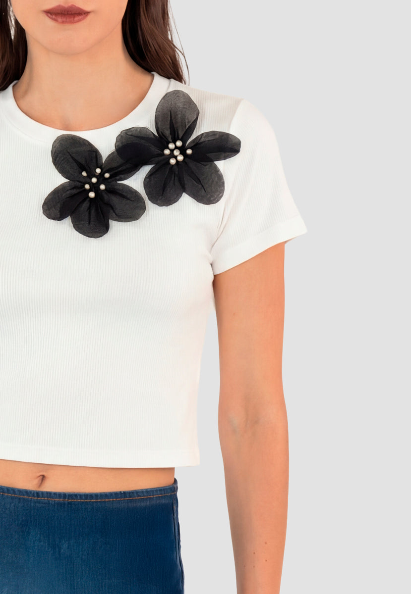 Playera manga corta con detalle de flores