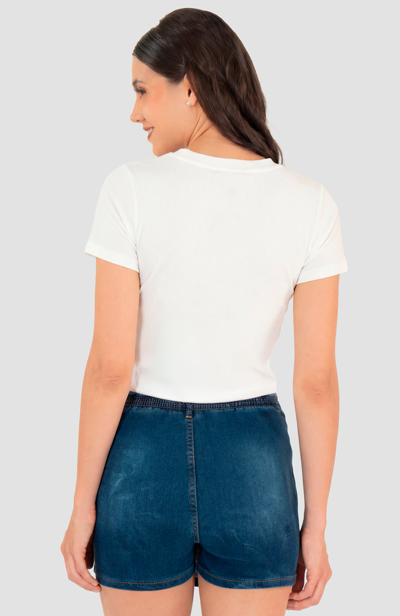 Playera manga corta con detalle de flores