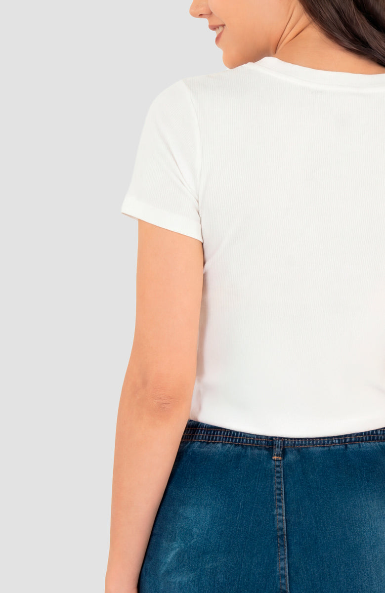 Playera manga corta con detalle de flores