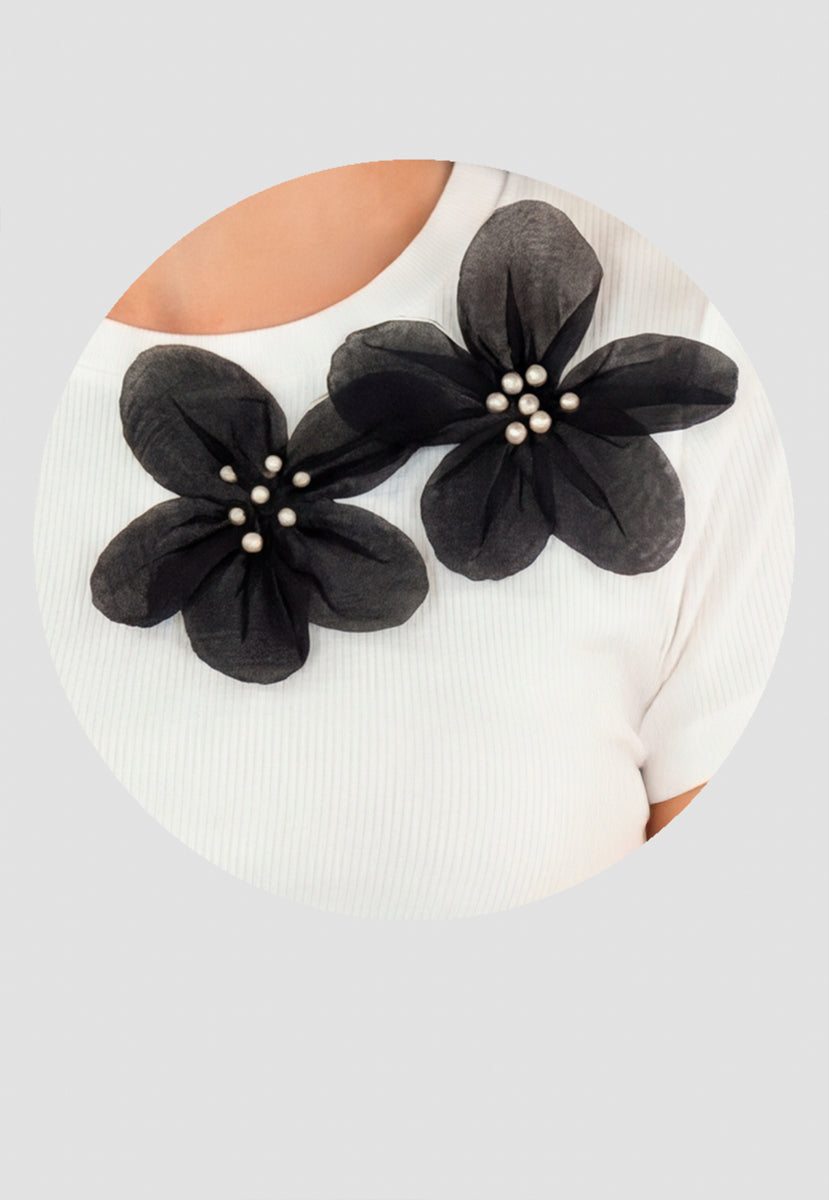 Playera manga corta con detalle de flores