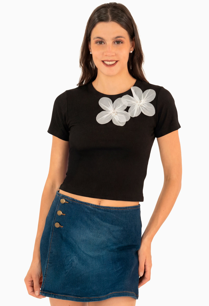 Playera manga corta con detalle de flores