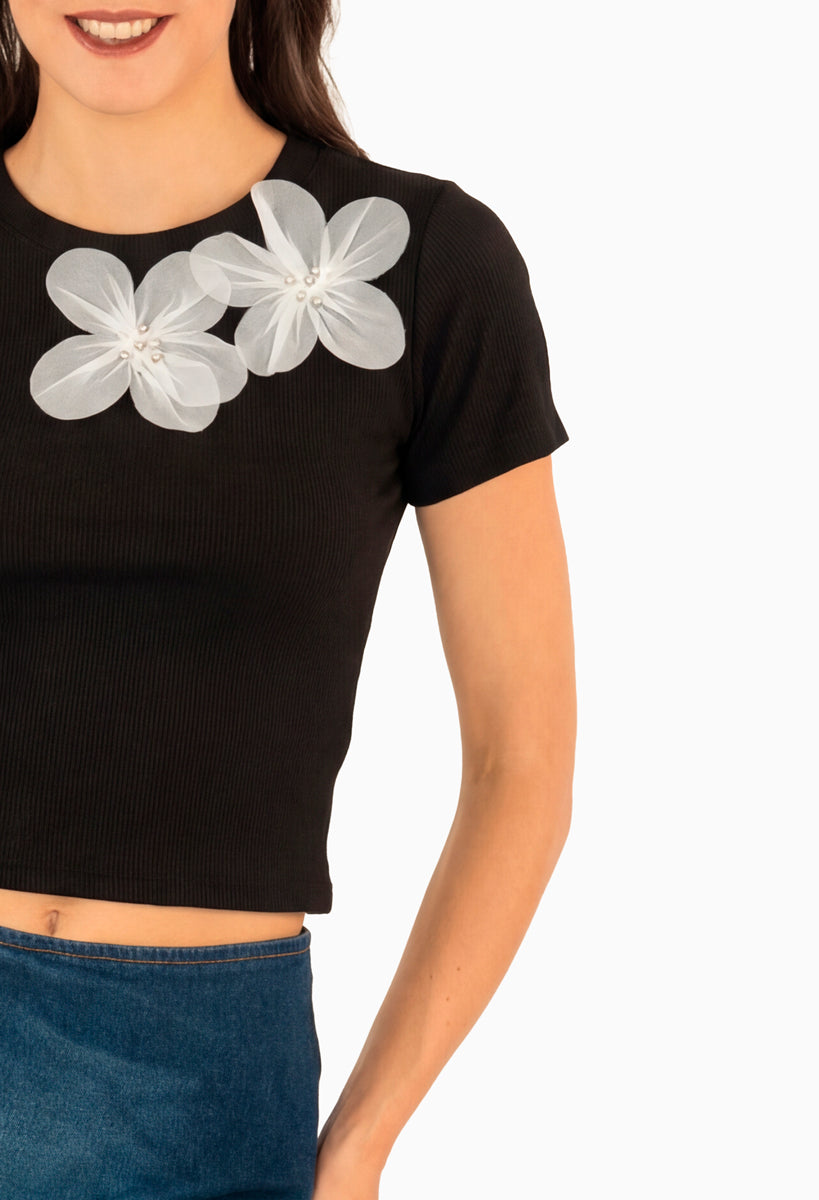 Playera manga corta con detalle de flores