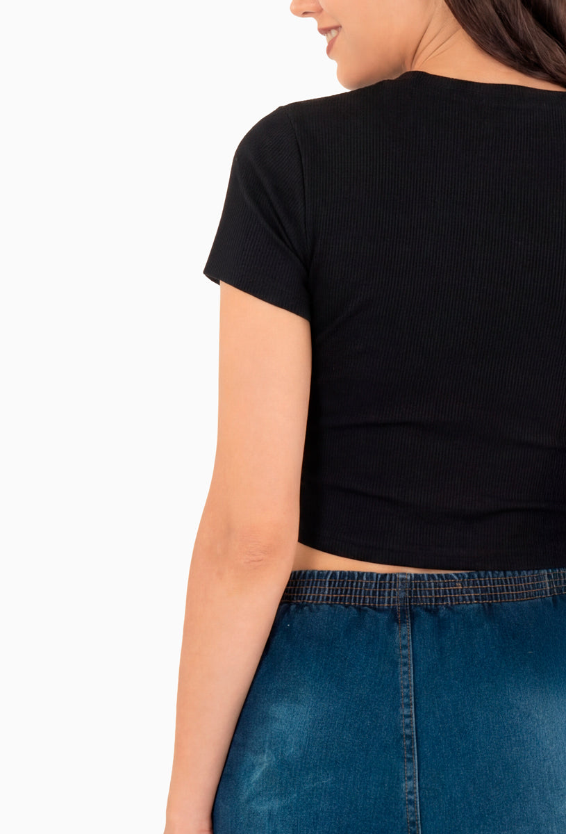 Playera manga corta con detalle de flores