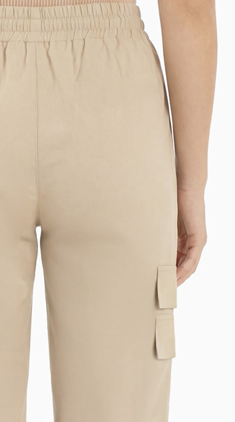 Pantalón con resorte en cintuta y bolsas