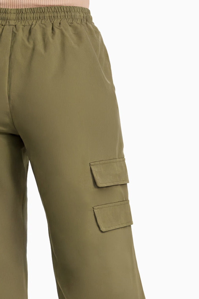 Pantalón con resorte en cintuta y bolsas