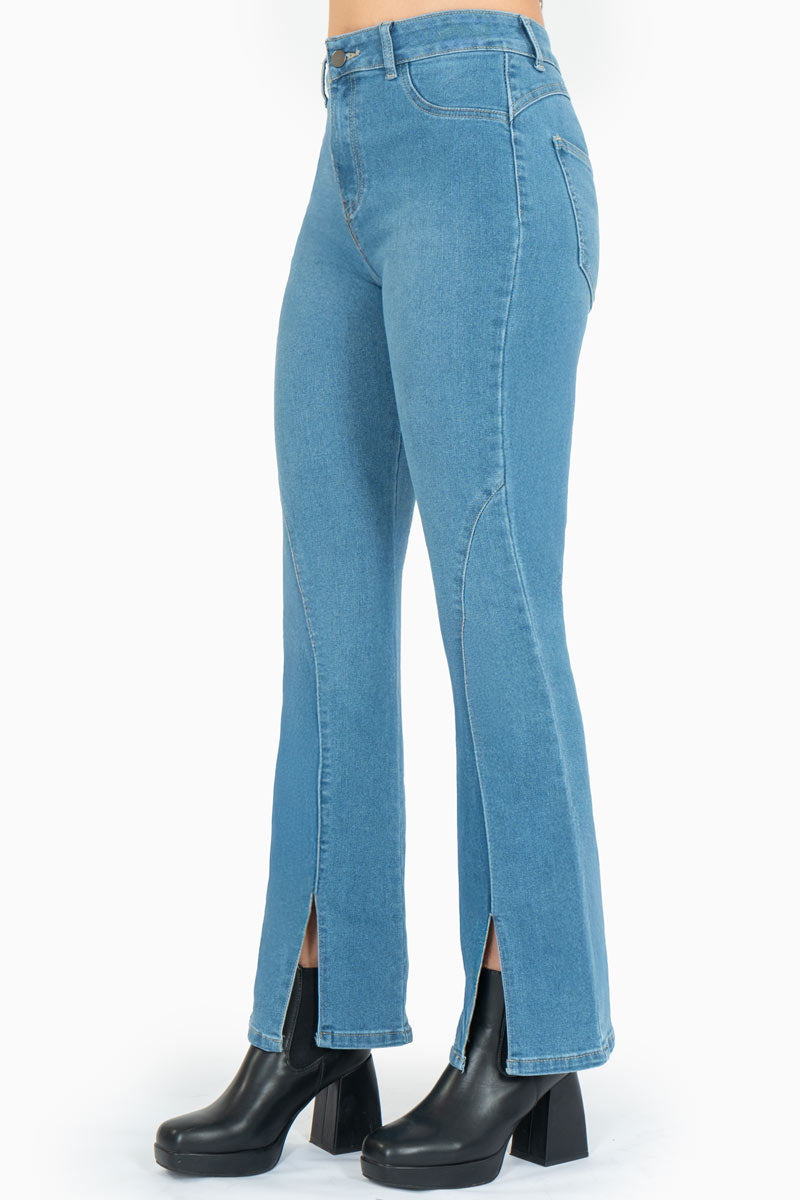 Jeans rectos con abertura y bolsas