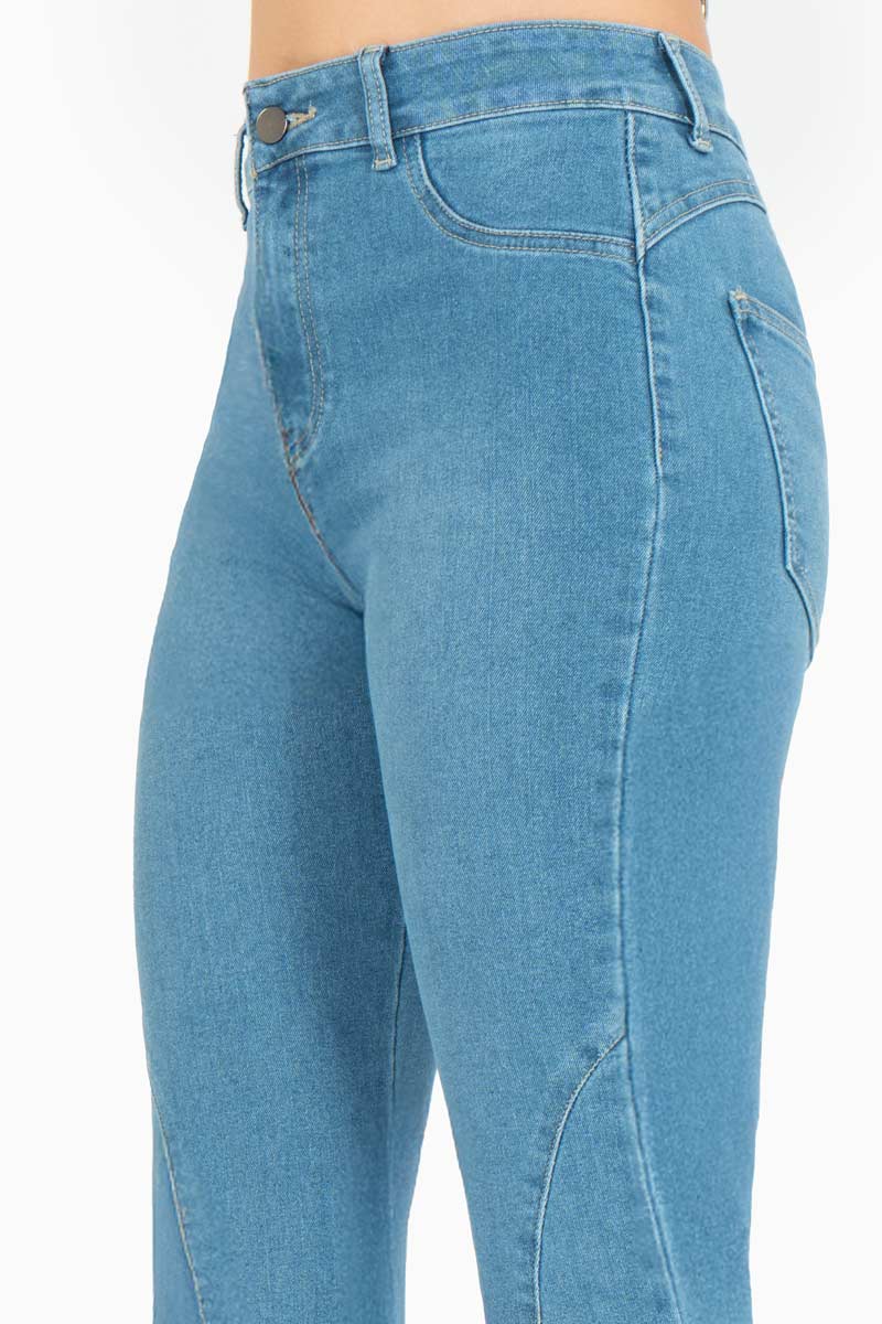 Jeans rectos con abertura y bolsas