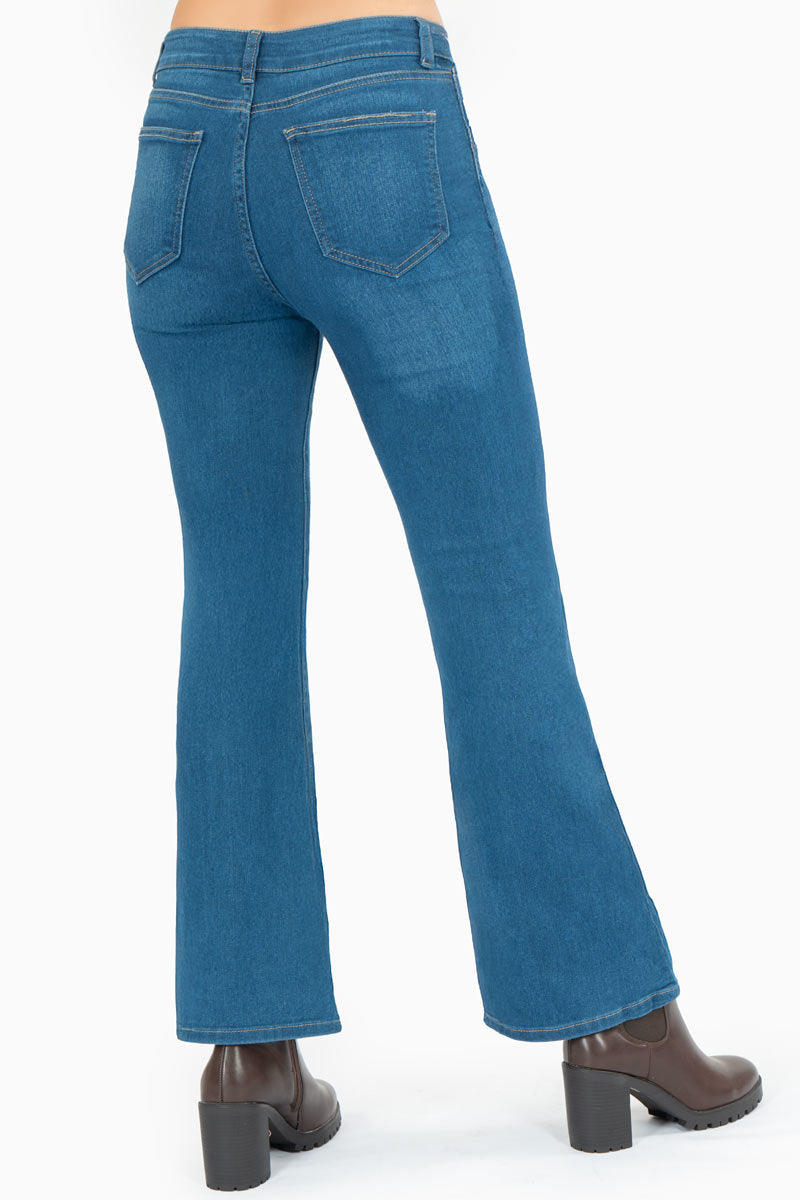 Jeans tiro medio acampanados con bolsas