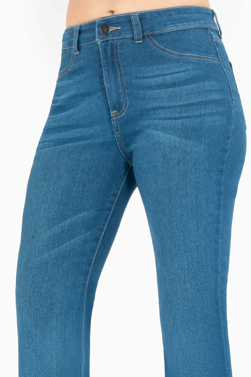 Jeans tiro medio acampanados con bolsas