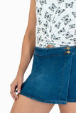 Falda short de mezclilla corte cruzado con 2 botones