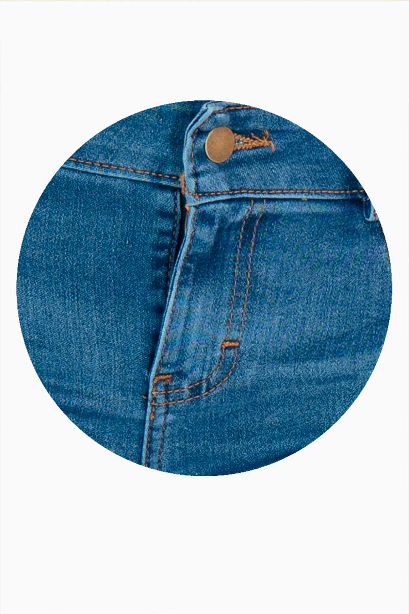 Short de mezclilla deshilachado con bolsas