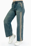 Jeans tiro alto con franjas laterales y bolsas
