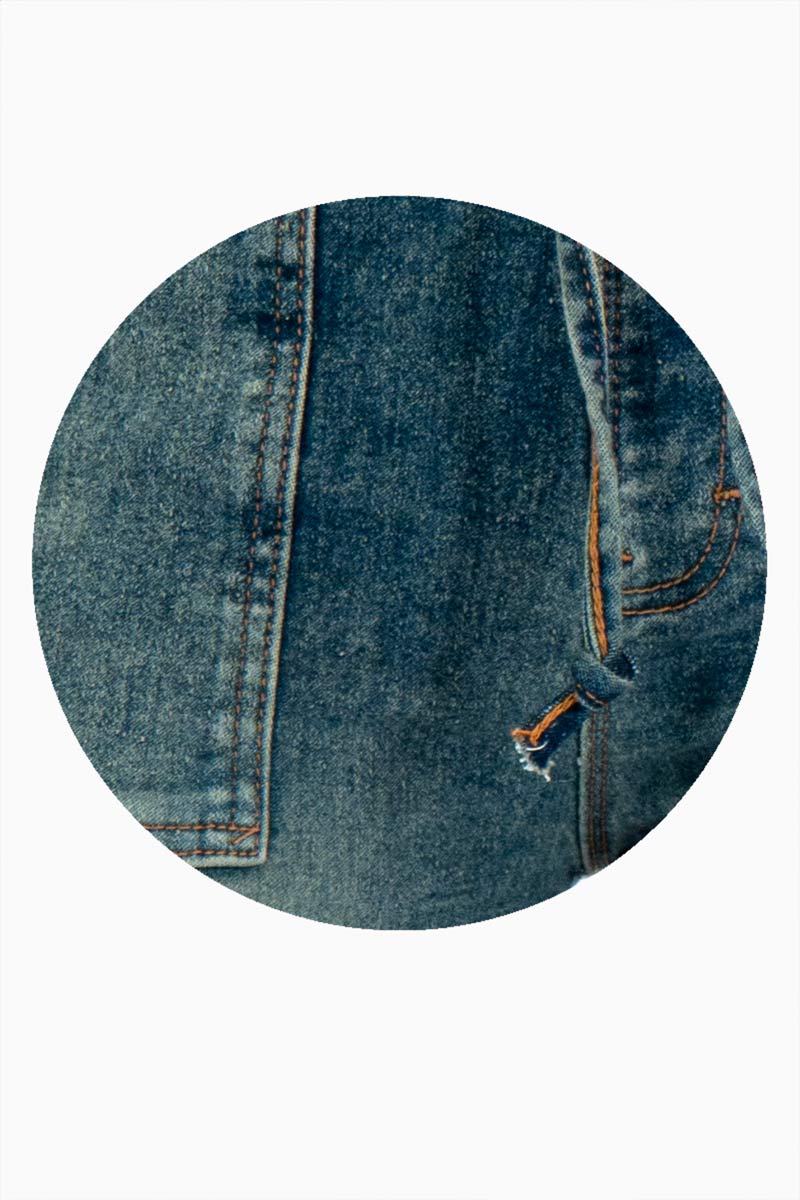 Jeans tiro alto con franjas laterales y bolsas