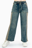Jeans tiro alto con franjas laterales y bolsas