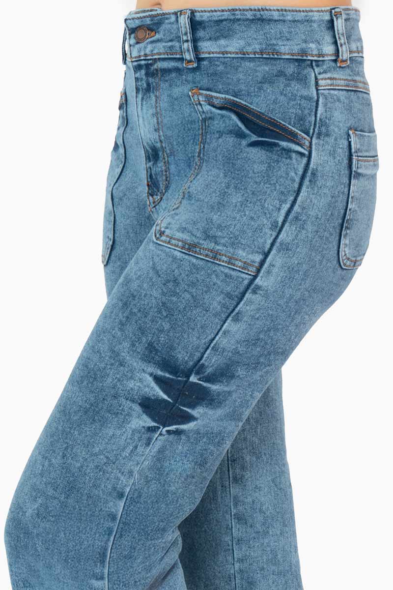 Jeans ancho con bolsas acid wash