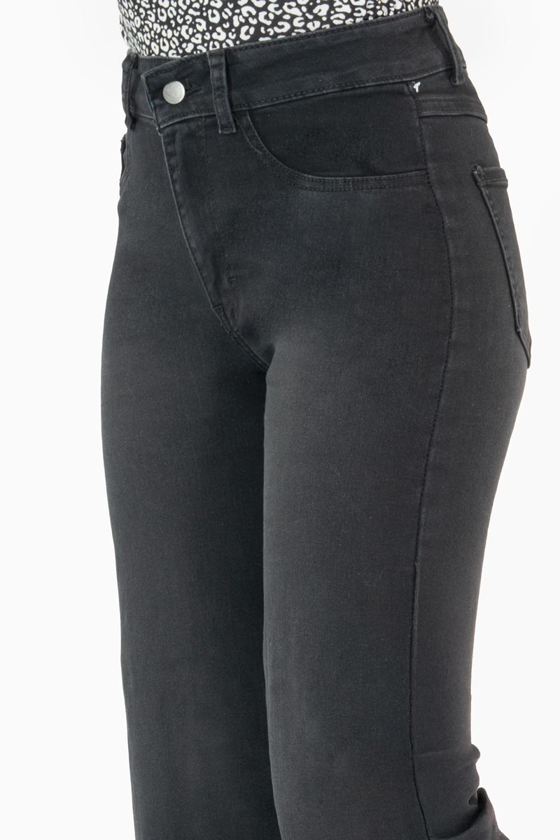 Jeans recto tiro medio con dobladillo