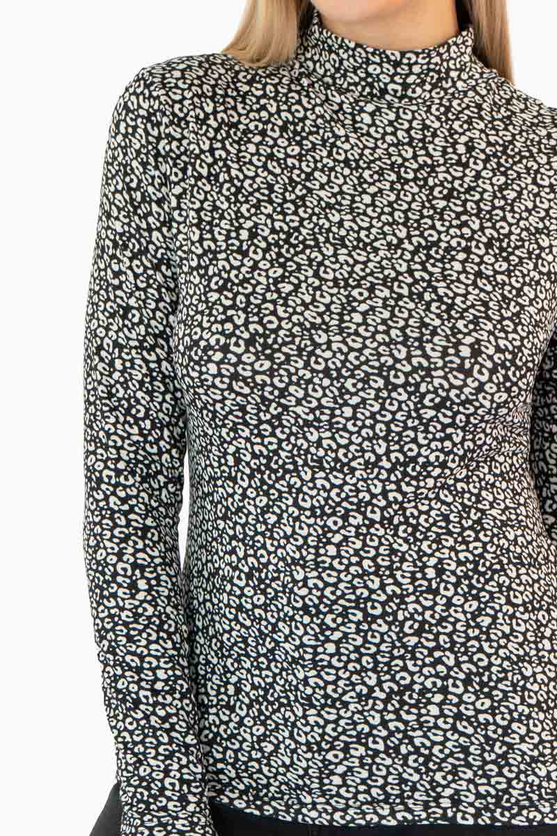 Playera manga larga animal print cuello alto