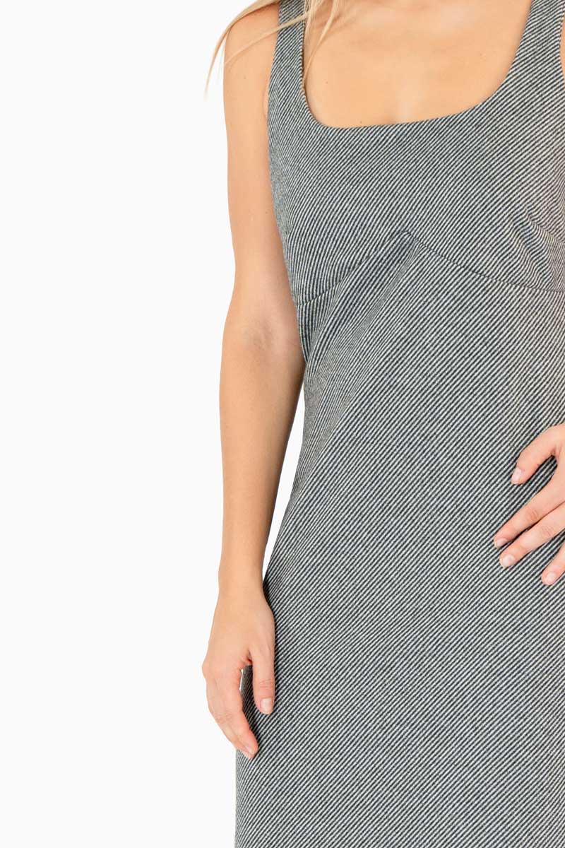 Vestido con estampado de lineas y escote cuadrado