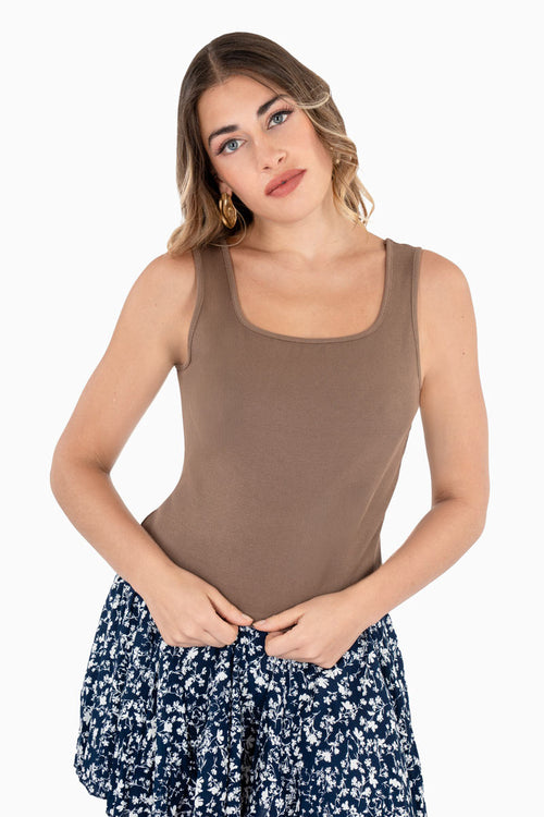 Playera sin mangas y escote cuadrado