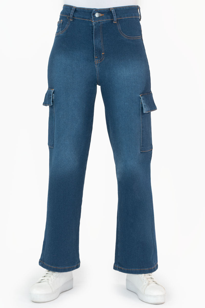 Jeans cargo tiro medio con bolsas laterales