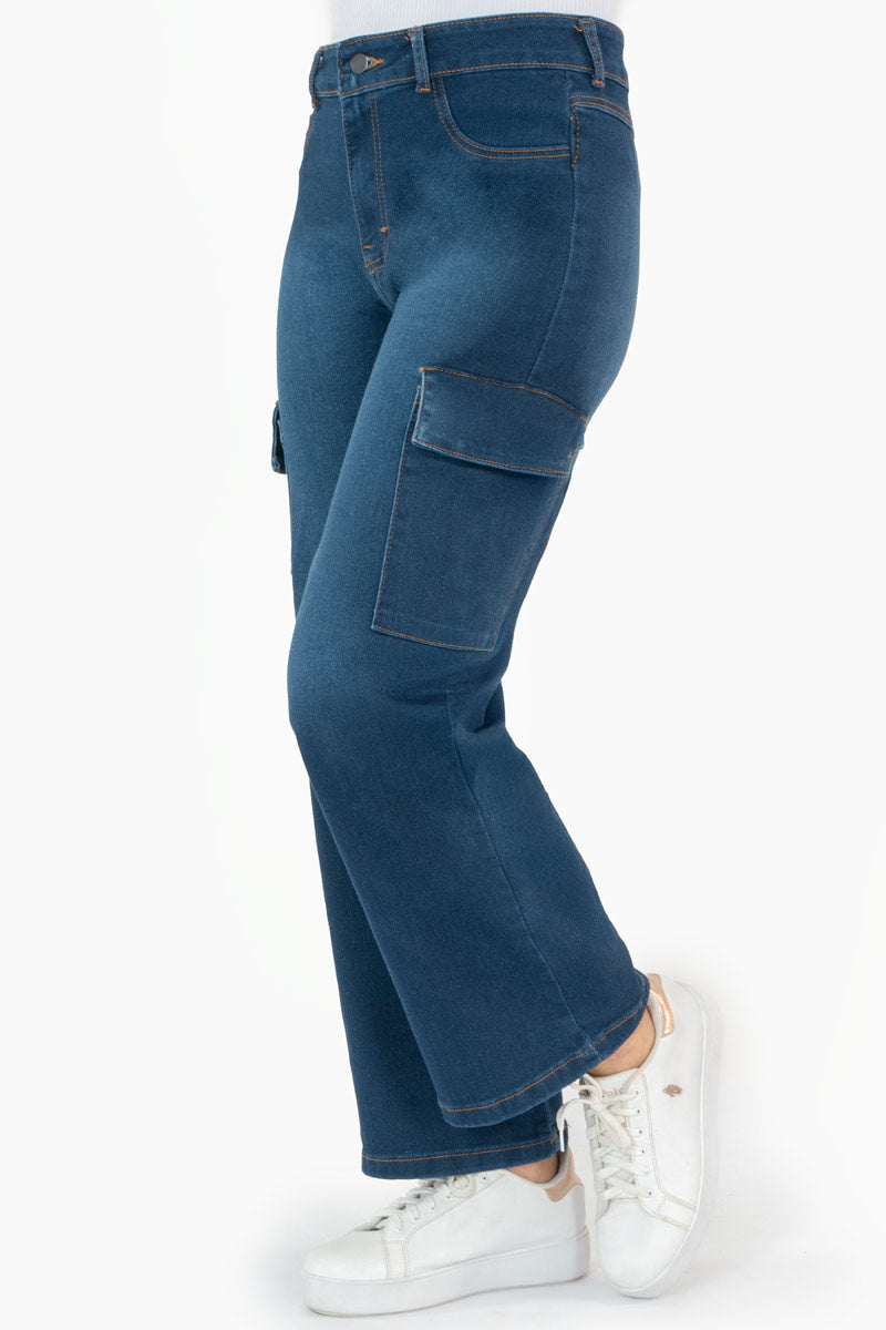 Jeans cargo tiro medio con bolsas laterales