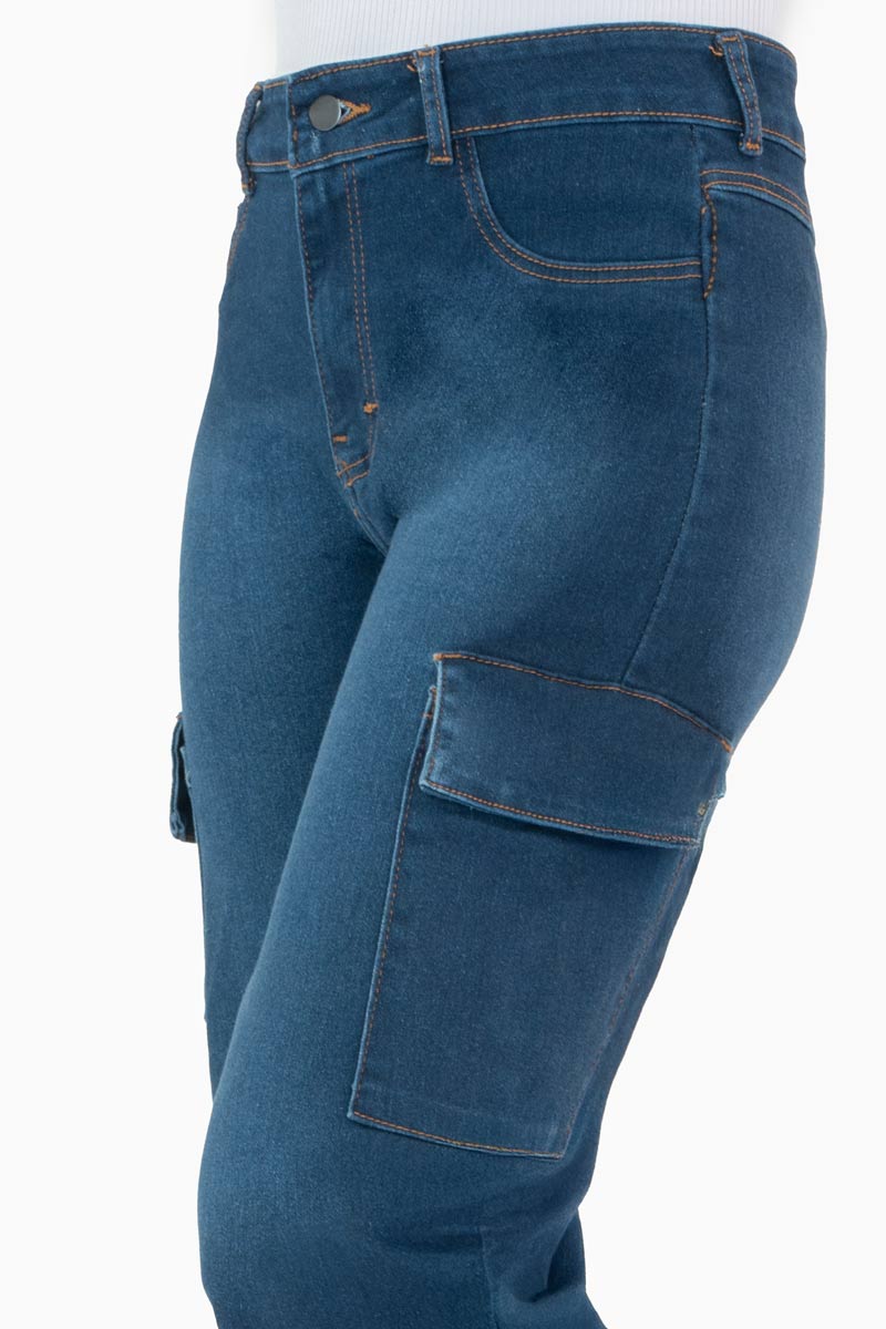 Jeans cargo tiro medio con bolsas laterales