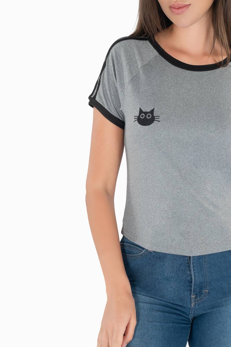 Playera con bordado y bies en contraste