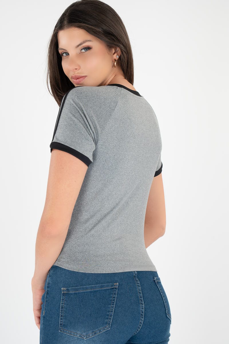 Playera con bordado y bies en contraste