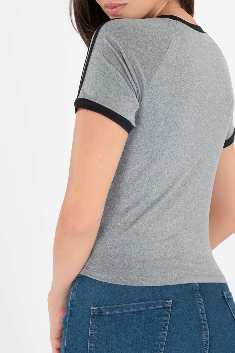 Playera con bordado y bies en contraste