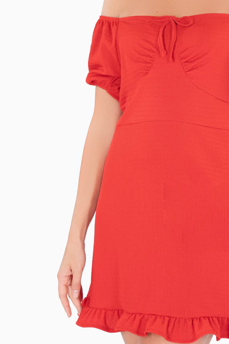 Vestido corto con amarre en escote