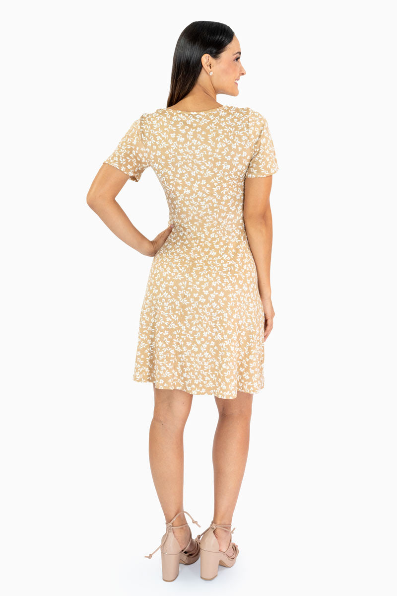 Vestido cut out  con estampado floral y manga corta