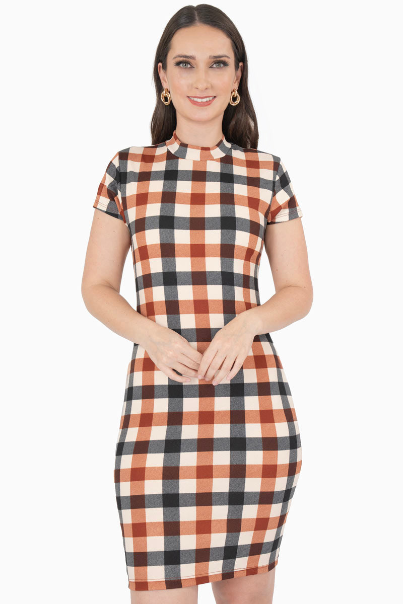 Vestido corto de cuadros y cuello alto