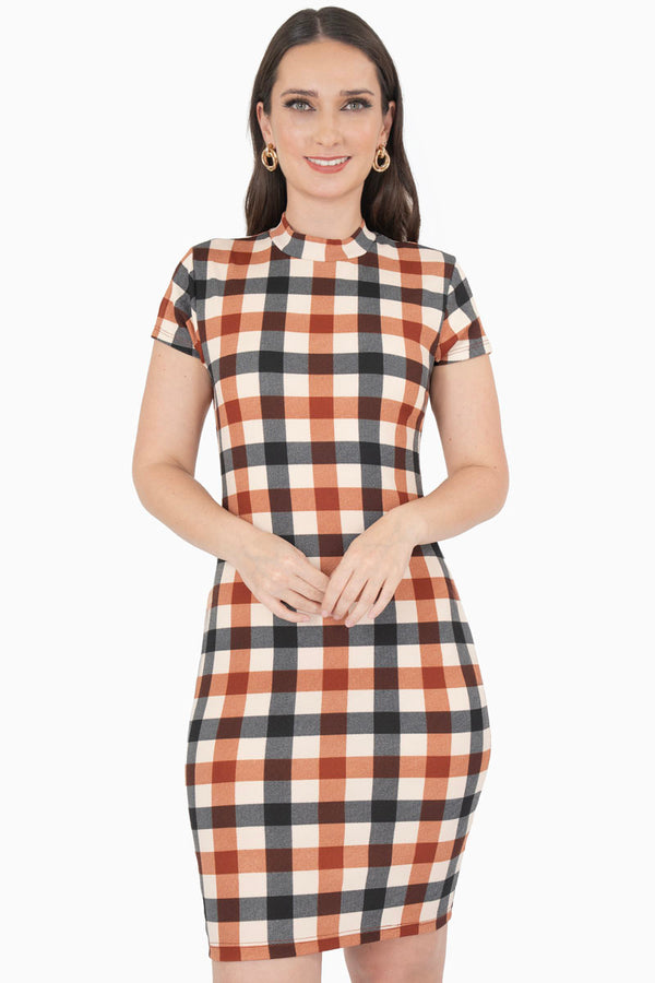 Vestido corto de cuadros y cuello alto
