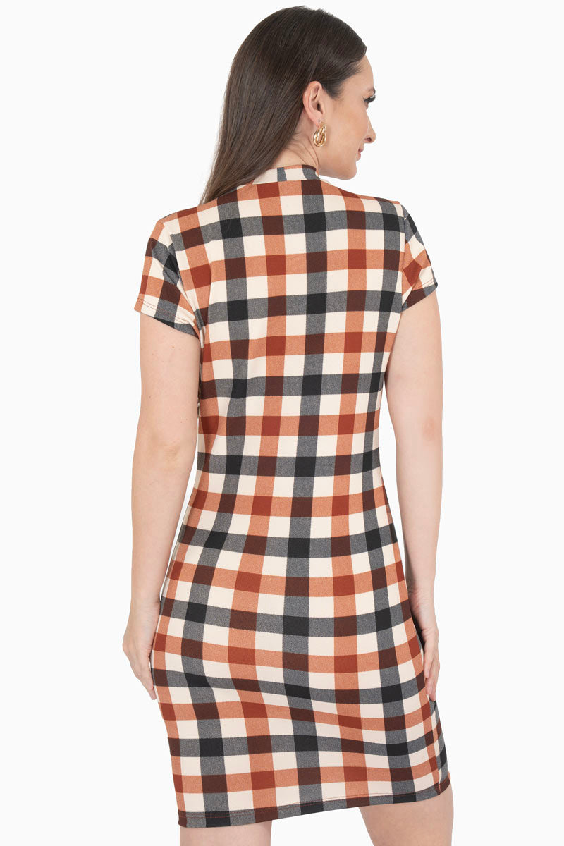 Vestido corto de cuadros y cuello alto