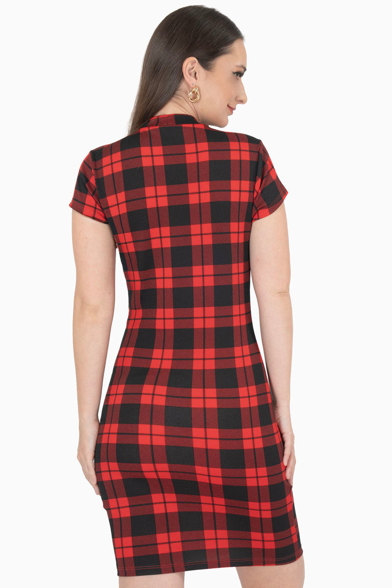 Vestido corto de cuadros y cuello alto