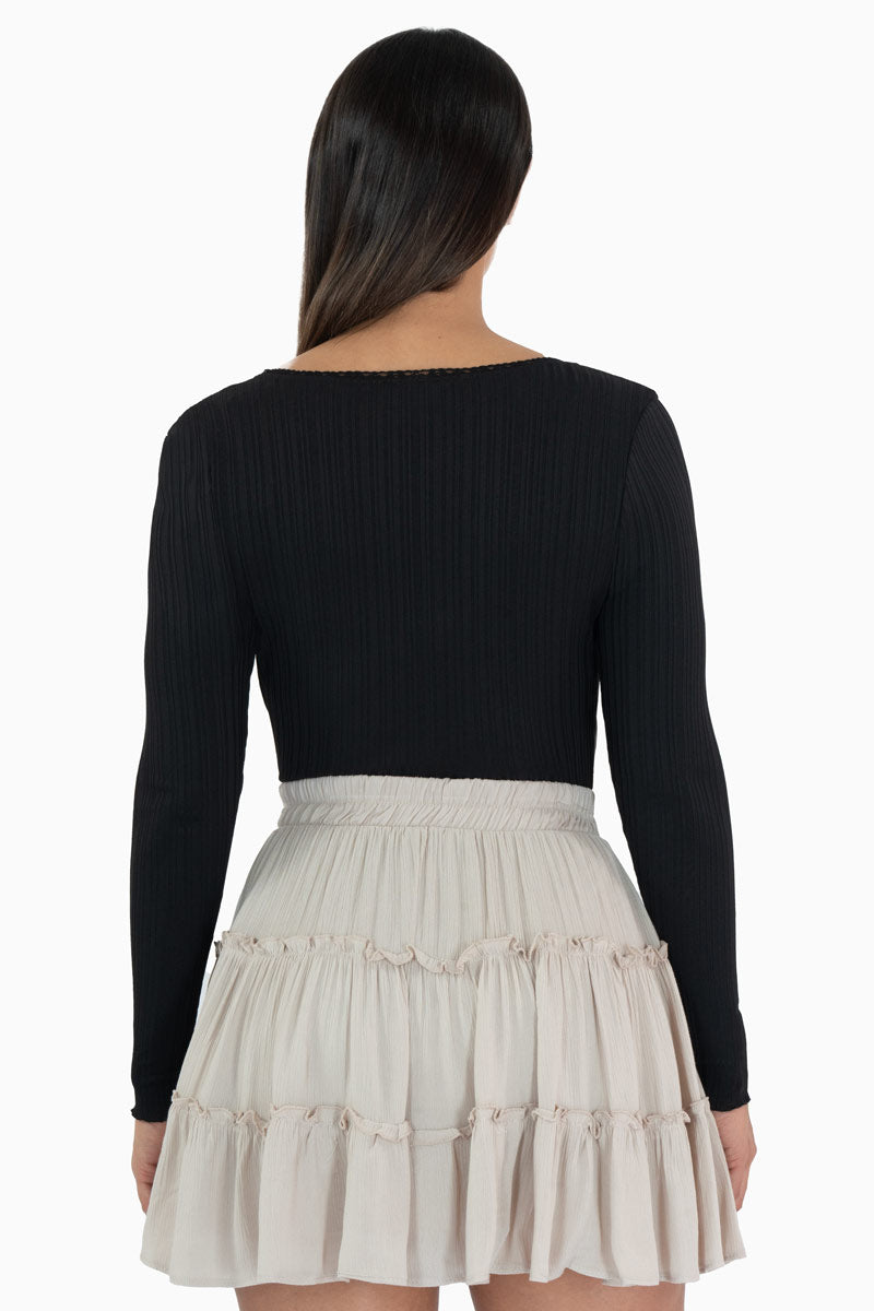 Falda corta con olanes