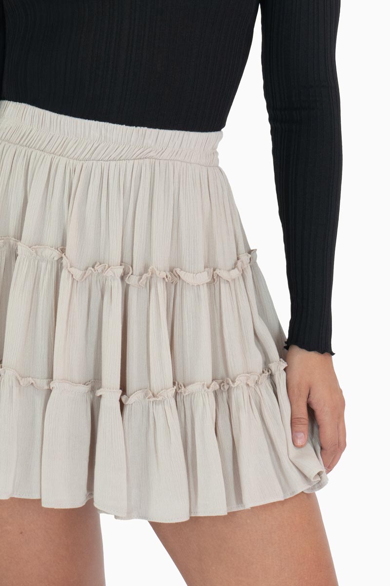 Falda corta con olanes