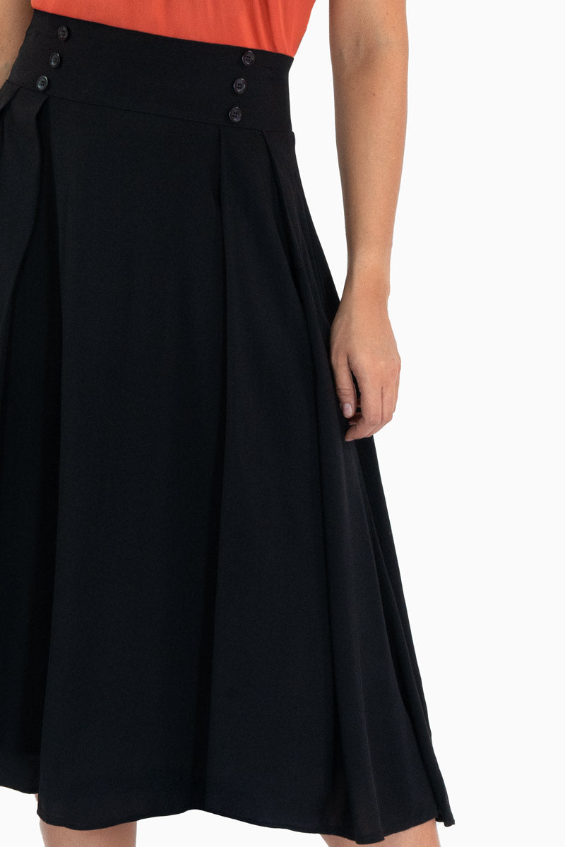 Falda larga con pretina ancha y botones