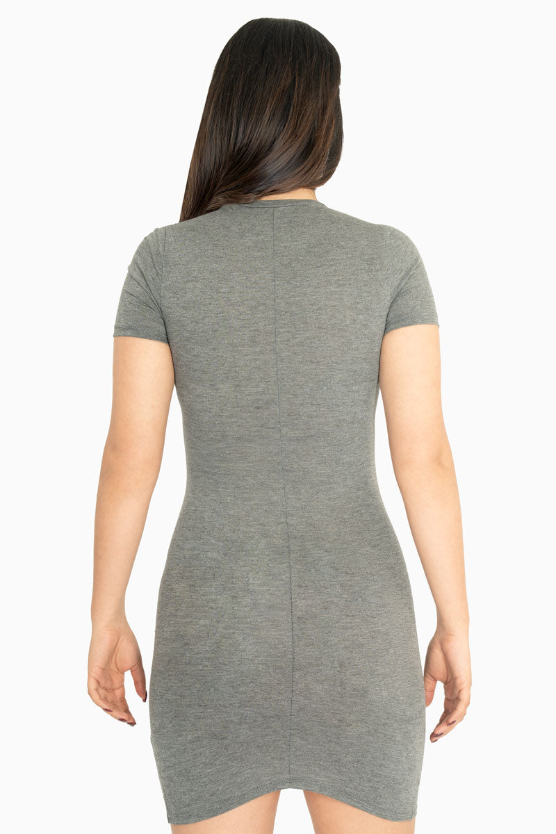 Vestido con plisado en costado