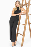 Jumpsuit halter con cinturón y escote en espalda