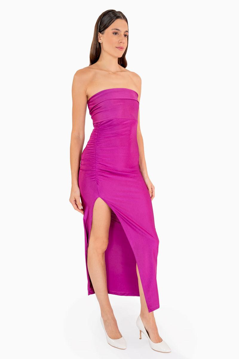 Vestido de fiesta strapless con fruncido y abertura lateral