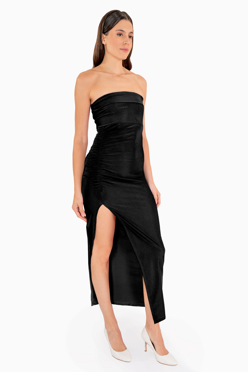 Vestido de fiesta strapless con fruncido y abertura lateral