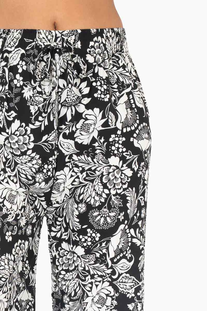 Pantalón amplio con estampado floral