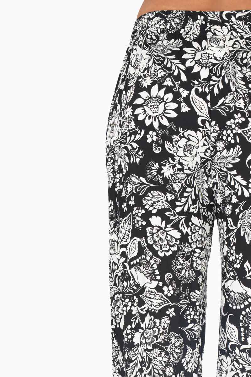 Pantalón amplio con estampado floral